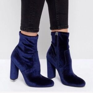 Steve Madden blue velvet edit bootie - size 8.5W - perfect condition!